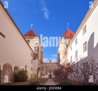 PRAGUE - 1er mars : deux tours du portail gothique garde l'entrée dans la cour de l'église Notre Dame dans le cadre de la chaîne le 1er mars 2017 Banque D'Images