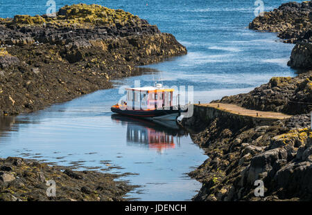Seafari Rigid Inflatable Boat amarré dans rocky Inlet, île de mai, Firth of Forth, Ecosse, Royaume-Uni Banque D'Images