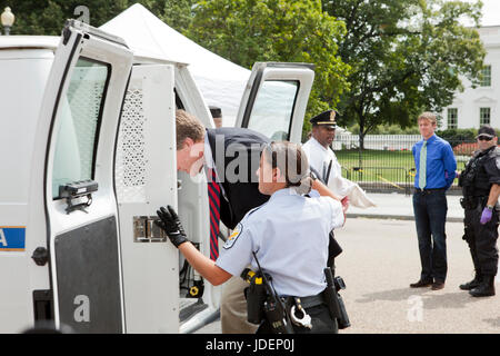 La police a arrêté un manifestant de l'environnement conduit en fourgon de police - Washington, DC USA Banque D'Images