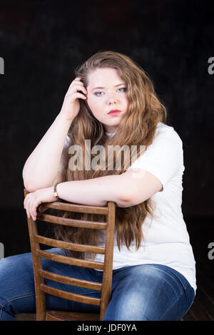 Superbe grande taille red head, de beaux cheveux longs, énergie positive, Sweetheart, grande fille, fille de l'adolescence tardive l'emportent, énigmatique, heureux et doux пшкд Banque D'Images