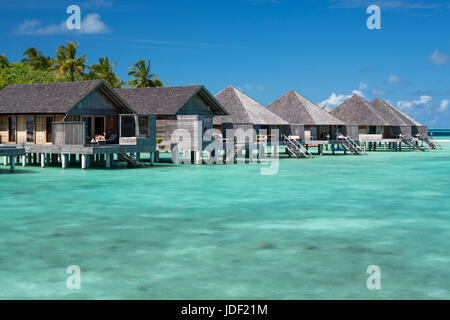 Cabanes de bois sur pilotis dans le lagon, Gangehi Island Resort, Gangehi Island, Ari Atoll, Maldives, océan Indien Banque D'Images