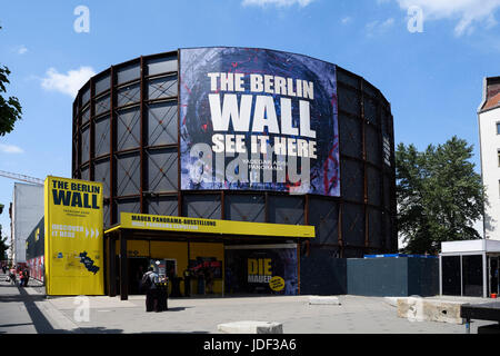 Hall d'exposition Asisi Panorama, le mur, le Checkpoint Charlie, Berlin, Allemagne Banque D'Images