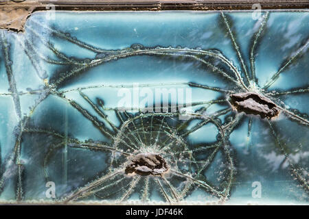 Motifs abstraits en éclats de verre bleu avec des bouchons. Banque D'Images