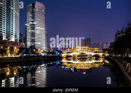 Magnifiquement illuminés Anshun Pont sur la rivière Jin dans la soirée à Chengdu, province du Sichuan, Chine Banque D'Images