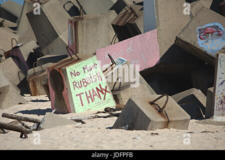 WOLLONGONG, AUSTRALIE - 25 mars 2016 : plus de détritus, thanx peintes sur les blocs de béton par le rivage près de la zone de stockage de charbon industriel Banque D'Images