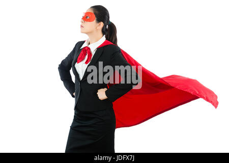 En Super-héros woman business. certain young businessman wearing a flying Cape et masque tout en se tenant au mur blanc propre contexte au cours de la zone vide wit Banque D'Images