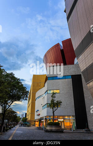 Le centre commercial riverwalk près de la rivière et de Murasaki Kokura Kitakyushu, Japon Banque D'Images