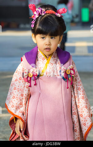 Japanese Girl célèbre le 'Shichi-go-san' - un rite de passage traditionnel et jour de festival au Japon Banque D'Images