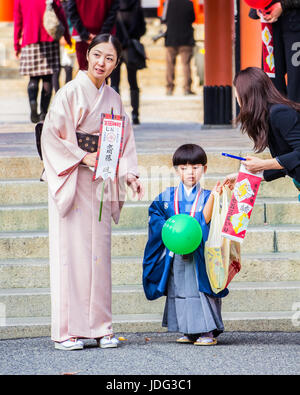 La famille célèbre japonais 'Shichi-go-san' - un rite de passage traditionnel et jour de festival au Japon Banque D'Images