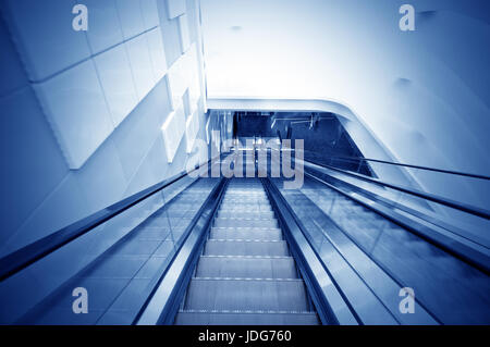 La couleur bleue des escalators, bâtiment moderne des intérieurs. Banque D'Images