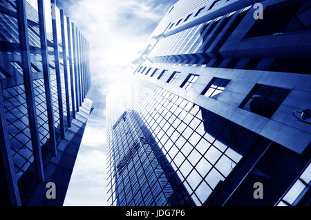 Gratte-ciel de verre abstrait dans la nuit Banque D'Images