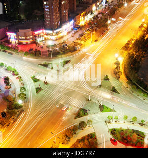 La trajectoire de l'intersection de la route de nuit Banque D'Images