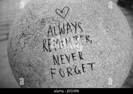 Memorials gauche à St Ann's Square pour les victimes de la Manchester Arena attaque terroriste le 22 mai 2017 et leurs amis et familles Banque D'Images