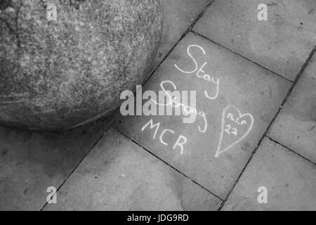 Memorials gauche à St Ann's Square pour les victimes de la Manchester Arena attaque terroriste le 22 mai 2017 et leurs amis et familles Banque D'Images