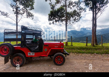 SALENTO, COLOMBIE - 7 juin : Une jeep rouge garée sur une route rurale à l'extérieur de la région du Salento, la Colombie le 7 juin 2016. Banque D'Images