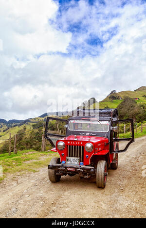 SALENTO, COLOMBIE - 7 juin : Mode Portrait d'une jeep rouge utilisé pour les visites avec les portes ouvertes dans les montagnes à l'extérieur de la région du Salento, la Colombie le 7 juin, 20 Banque D'Images