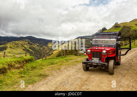 SALENTO, COLOMBIE - 7 juin : paysage d'une jeep rouge utilisé pour les visites avec les portes ouvertes dans les montagnes à l'extérieur de la région du Salento, la Colombie le 7 juin 2 Banque D'Images