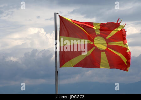 Le drapeau de la Macédoine du Nord, Europe du Sud. Banque D'Images