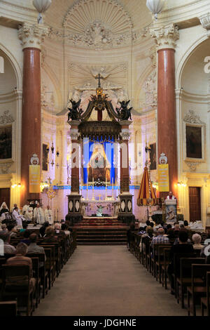 Service religieux à l'intérieur de l'église des Carmes, Basilique de Notre Dame du Mont Carmel, La Valette, Malte Banque D'Images