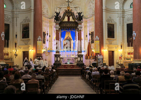 Service religieux à l'intérieur de l'église des Carmes, Basilique de Notre Dame du Mont Carmel, La Valette, Malte Banque D'Images