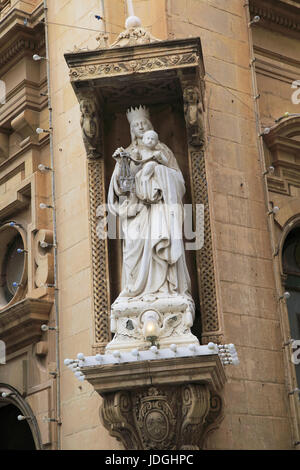 Statue religieuse vierge à l'enfant Jésus à l'extérieur de l'église des Carmélites, Basilique de Notre Dame du Mont Carmel, La Valette, Malte Banque D'Images