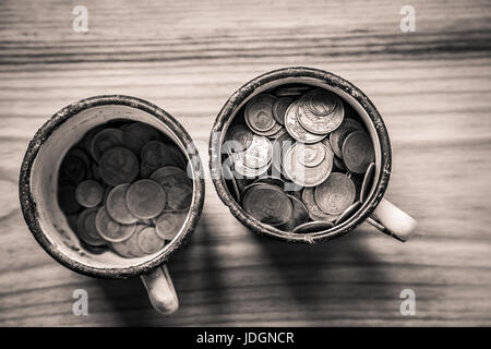 Ancienne monnaie soviétique dans une cuvette d'émail rouillé sur un fond de bois Banque D'Images