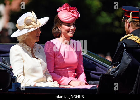 Camilla, duchesse de Cornouailles, Catherine, duchesse de Cambridge et Prince Harry à Trooping the Colour 2017, The Mall, Londres, Royaume-Uni Banque D'Images