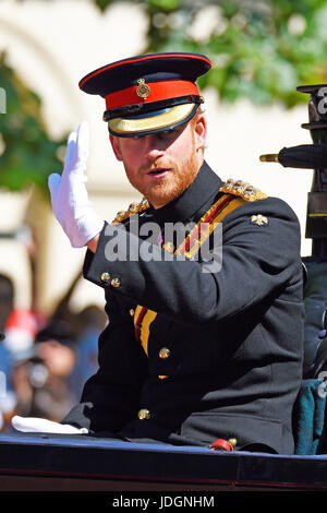 Prince Harry dans son uniforme militaire cérémonial des Blues et Royals au Trooping the Colour 2017, The Mall, Londres, Royaume-Uni Banque D'Images