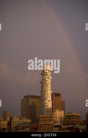 Après une tempête de forte pluie, la foudre et les vents violents, la pluie s'est calmé et un arc arc-en-ciel au-dessus du ciel à Tribeca, le Lower Manhattan. Banque D'Images