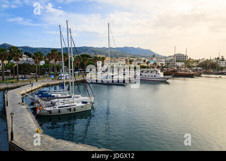 Port de plaisance et du terminal des ferries de la ville de Kos en Grèce îles de la mer Égée. Vue de dessus sur la surface de l'eau turquoise de son port. Banque D'Images