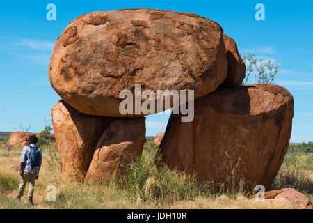Devils Marbles - rochers de granit rouge est équilibré sur substrat rocheux, l'Australie, Territoire du Nord. Banque D'Images