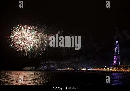 D'artifice à Blackpool en face de la tour de Blackpool, plus de central pier Banque D'Images