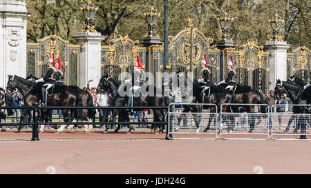 Londres, Angleterre - 4 Avril, 2017 : Royal Guards parade traditionnelle lors de la cérémonie de Relève de la garde près de Buckingham Palace. Cette cérémonie est l'un o Banque D'Images