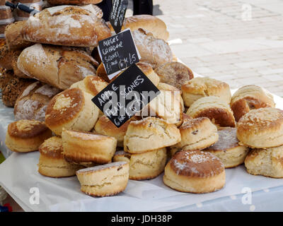 Pain artisanal et des scones sur stand. Banque D'Images