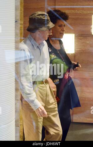 ROMA - DANS LARGO GOLDONI WOODY ALLEN CON LA MOGLIE BIENTÔT YI E LE DUE FIGLIE ADOTTIVE Bechet e Manzie FANNO NEL SHOPPING PALAZZO DELLE FENDI - nella foto con CARLA FENDI Banque D'Images