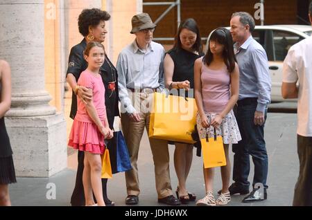 ROMA - DANS LARGO GOLDONI WOODY ALLEN CON LA MOGLIE BIENTÔT YI E LE DUE FIGLIE ADOTTIVE Bechet e Manzie FANNO NEL SHOPPING PALAZZO DELLE FENDI - nella foto con CARLA FENDI Banque D'Images