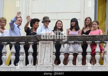 ROMA - DANS LARGO GOLDONI WOODY ALLEN CON LA MOGLIE BIENTÔT YI E LE DUE FIGLIE ADOTTIVE Bechet e Manzie FANNO NEL SHOPPING PALAZZO DELLE FENDI - nella foto con CARLA FENDI Banque D'Images