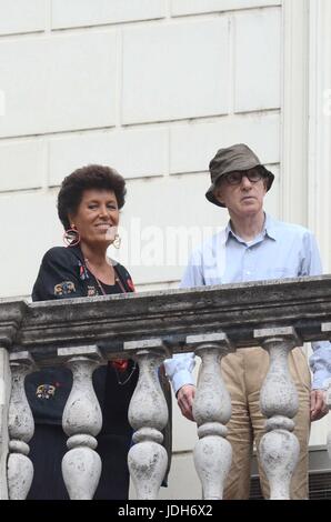 ROMA - DANS LARGO GOLDONI WOODY ALLEN CON LA MOGLIE BIENTÔT YI E LE DUE FIGLIE ADOTTIVE Bechet e Manzie FANNO NEL SHOPPING PALAZZO DELLE FENDI - nella foto con CARLA FENDI Banque D'Images