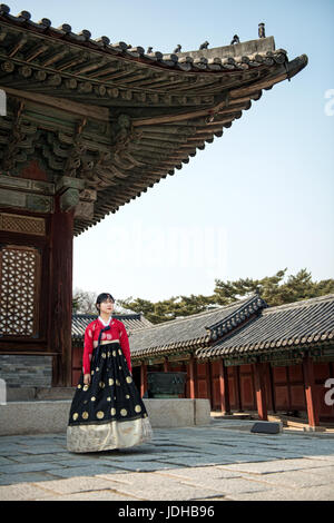 Belle fille coréenne en Hanbok à Gyeongbokgung, la robe traditionnelle coréenne. Banque D'Images