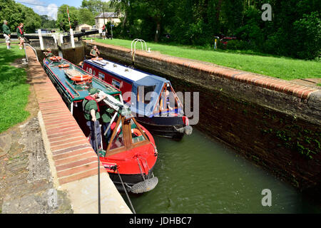 Padworth serrure de milieu avec deux narrowboats en attente d'ascenseur jusqu'au niveau suivant, sur le Kennet and Avon Canal près de Aldermaston et Theale, West Berkshire, Banque D'Images
