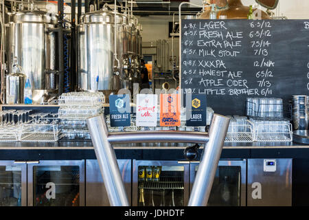 Les poignées de bière et de la brasserie à la Black Brewing Co. Wilyabrup, Margaret River, Australie-Occidentale Banque D'Images