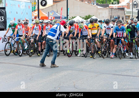 Les cyclistes se rassemblent à ligne de départ pour 2017 grand prix de l'étoile du nord étape 6 dans Stillwater minnesota pour mens criterium Banque D'Images