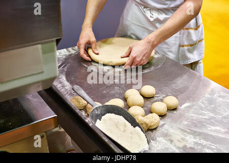 Cuisinier prépare la pâte à pain avant cuisson Banque D'Images