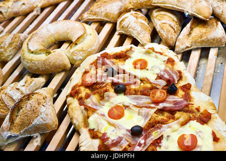 Pain et pizza sur le comptoir de bois d'un café Banque D'Images