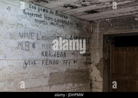 Bunker allemand WW2 avec Graffiti se souvenir des Français qui ont été exécutés par un groupe de collaborateurs français connu sous le nom de Milice, Pointe du Grouin, BRI Banque D'Images