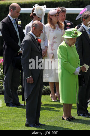 Le prince Philip et de la Reine Elizabeth à observer une minute de silence en l'honneur des tragédies récentes au Royaume-Uni au cours de la première journée de Royal Ascot à Ascot Racecourse. Banque D'Images