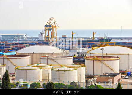 Les réservoirs de pétrole dans le port de Barcelone. Les réservoirs de carburant et de gaz Banque D'Images