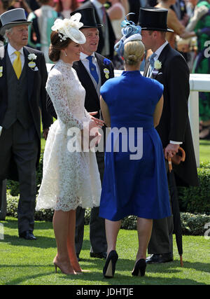 Kate, duchesse de Cambridge, parle avec Mike Tindall, Zara Tindall et Prince Wiliam au cours de la première journée de Royal Ascot à Ascot Racecourse. Banque D'Images