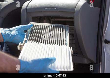 Nettoyer le filtre à air de cabine et sales pour la voiture. Changer le filtre à air d'habitacle. Banque D'Images