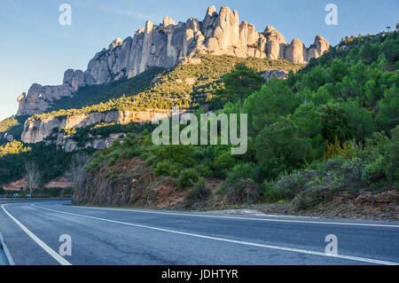 L'Espagne. Barcelone. Soirée magnifique vue sur les montagnes de Montserrat. A atteint un sommet de gamme rocheuse Banque D'Images